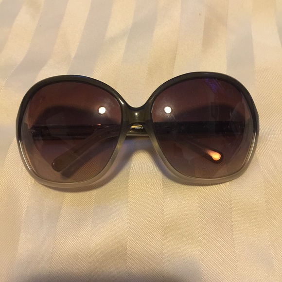 Gold studded authentic Tory burch sunglasses - Picture 3 of 4